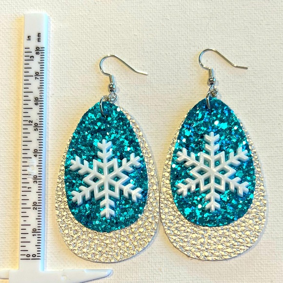 Snowflake ❄️ Faux leather glitter earrings - Picture 3 of 5
